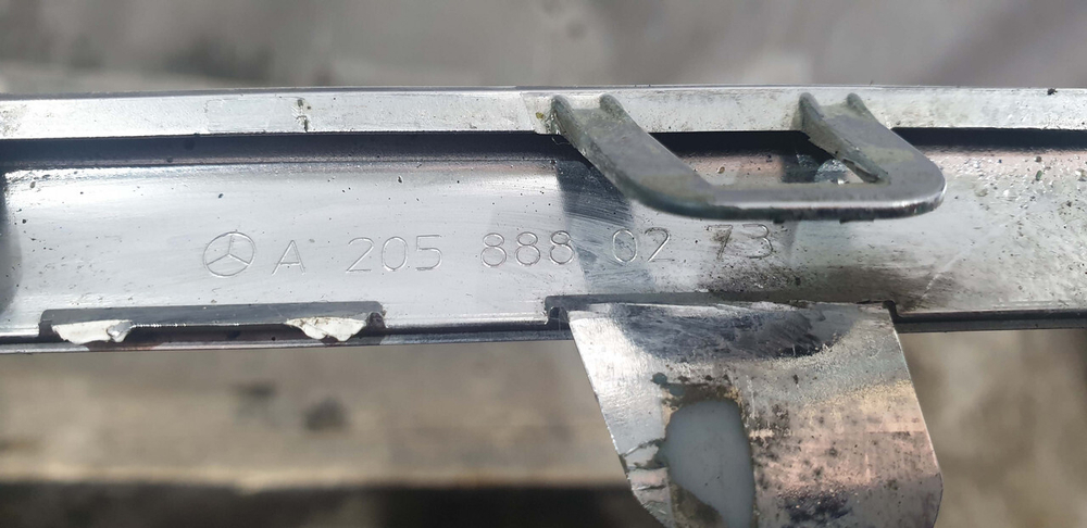 Молдинг решетки радиатора Mercedes C (W205) 14-18 Б/У Оригинал a2058880273