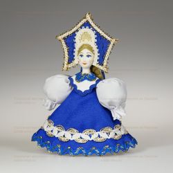 Малая подвесная кукла в большом кокошнике