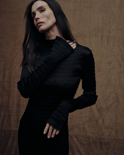 Платье из жатой атласной ткани