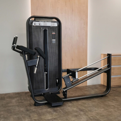 E7024 Глют-машина. Ягодичные. Стек 135 кг