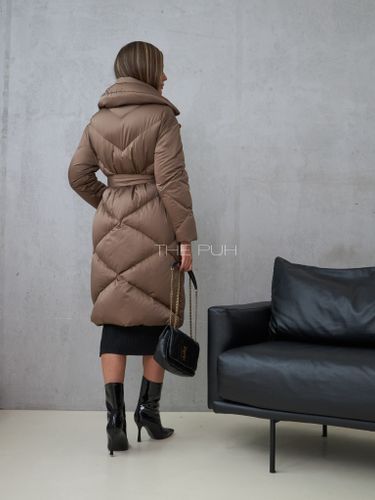 Светло-коричневый длинный пуховик с поясом