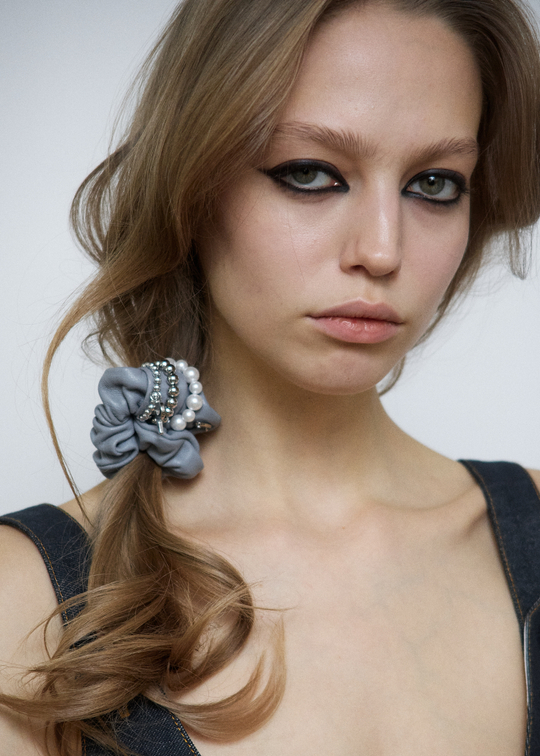 Кожаная резинка серого цвета