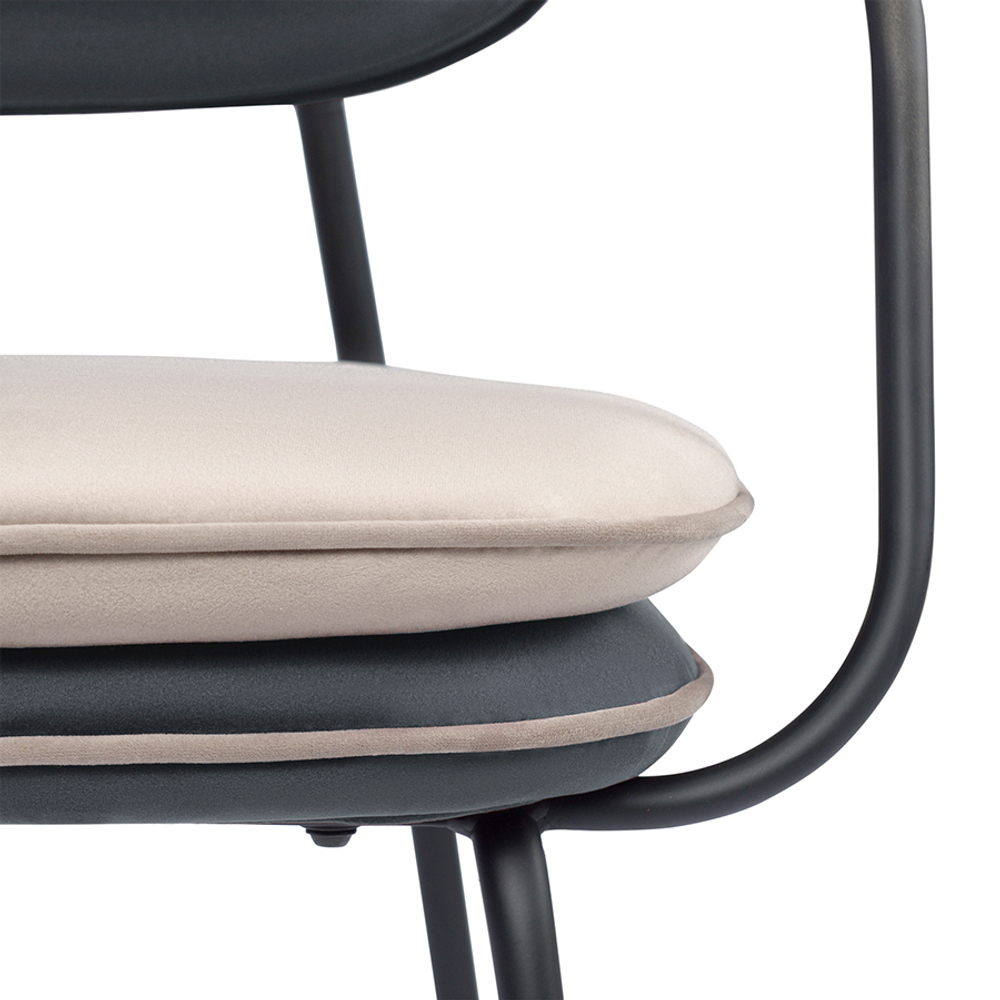 Стул с подлокотниками и контрастным кантом Bergenson Bjorn Pea, велюр, темно-серый/бежевый