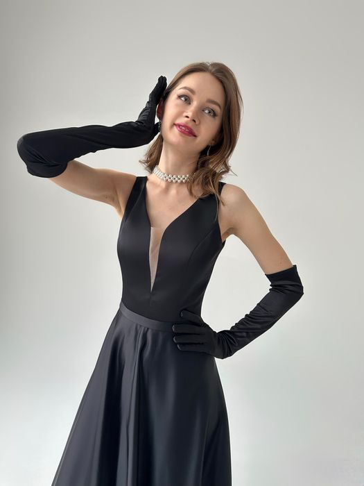 Нарядное платье с глубоким V-образным вырезом (черный)