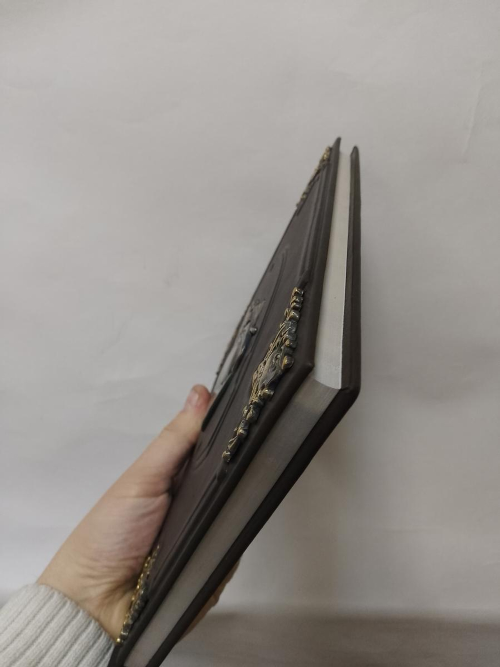 "Мудрость тысячелетий" Книга подарочная в кожаном переплете с бронзовым литьем