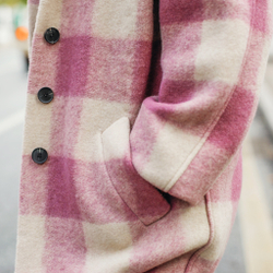 Лёгкое пальто в розовую клетку с отложным воротником  из шерсти.