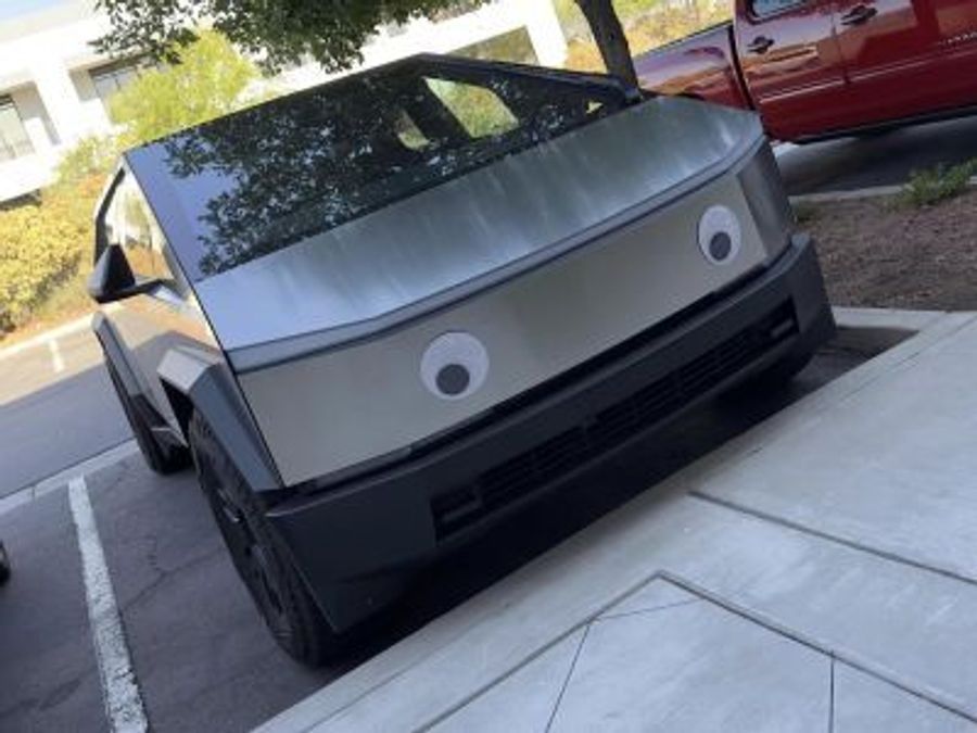 Владельцы Tesla Cybertruck начали тюнинговать пикап глазами