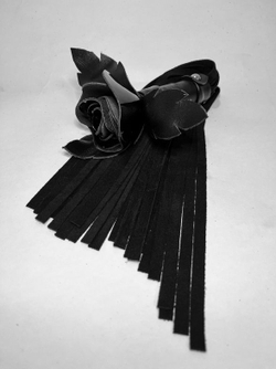 Черная замшевая плеть с лаковой розой в рукояти - 40 см.