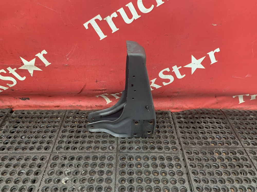 Кронштейн замка кабины левый 2017г