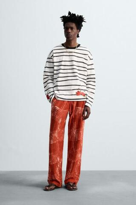 ZARA ТРИКОТАЖНЫЕ БРЮКИ С ГРАФИЧЕСКИМ ПРИНТОМ © OTIS KWAME KYE QUAICOE, КРАСНЫЙ