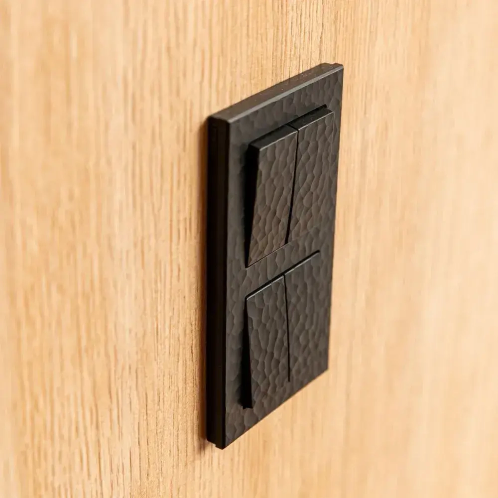 Выключатель двухклавишный проходной Hammer (черный) W1222008