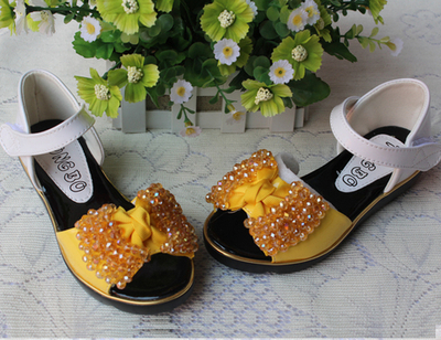 Босоножки детские с закрытой пяткой и бантом из текстиля и страз