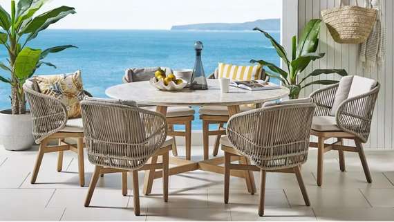 Стол Mali Ø150 см из массива эвкалипта и травертина