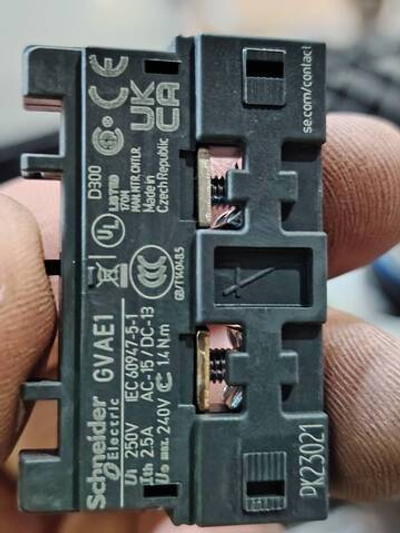 803604918 Дополнительный фронтальный блок вспомогательных контактов Schneider Electric GVAE1