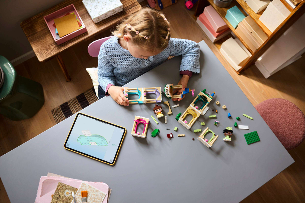 Конструктор LEGO Disney 43291 Mini Belle & Tiana with Castle