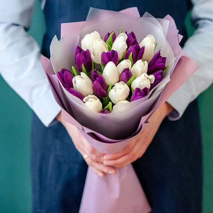 Белые и фиолетовые тюльпаны