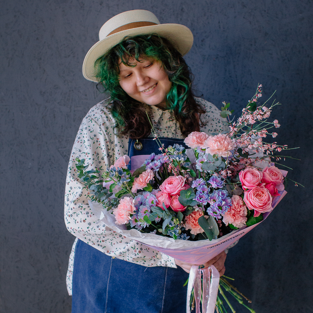 147. Нежный букет с розовыми пионовидными розами