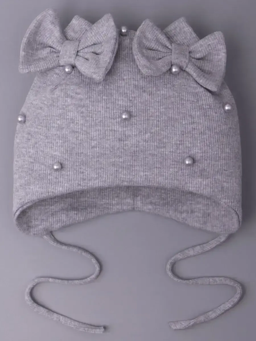 Шапка для девочки осенняя на завязках с бусинами