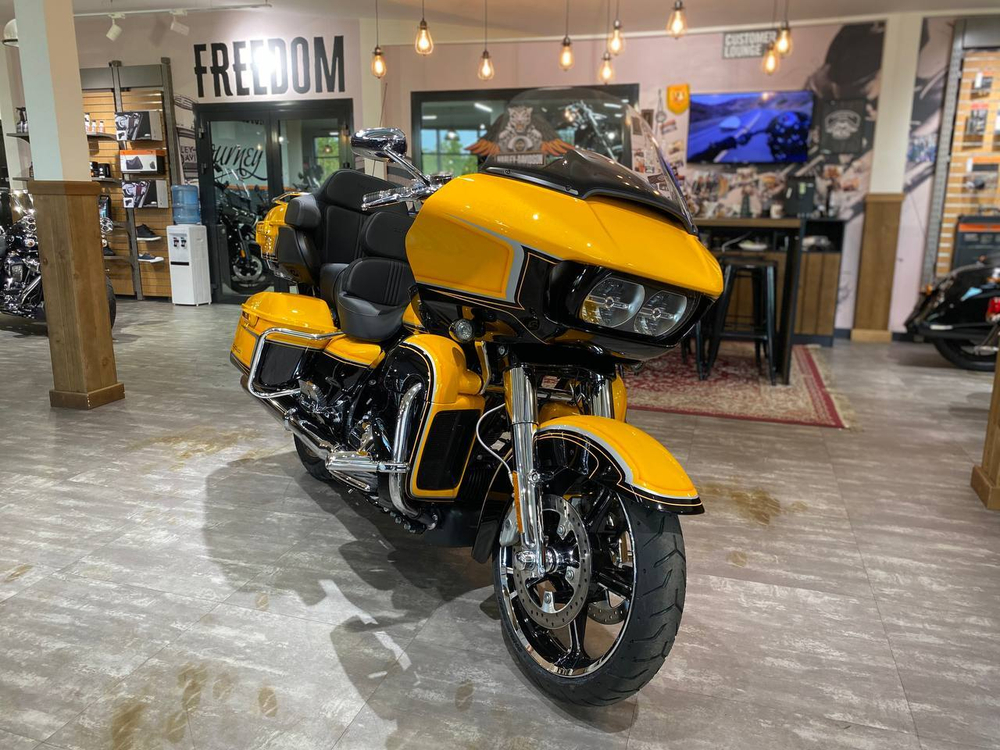 Harley-Davidson CVO Road Glide Limited (Hightail Yellow Pearl)