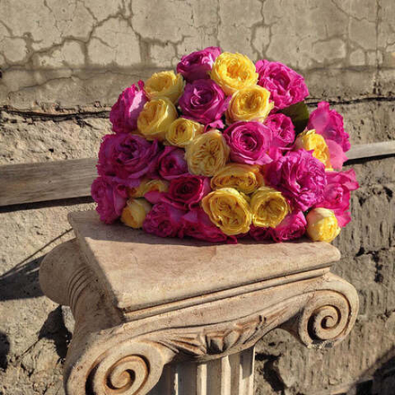 Яркие краски — интерьерный душистый букет пионовидных и романтических роз