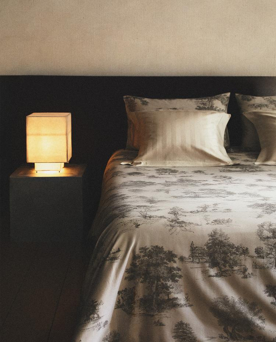 ZARA HOME ПОДОДЕЯЛЬНИК ИЗ САТИНА С ПРИНТОМ ТУАЛЬ-ДЕ-ЖУИ, СЕРЫЙ