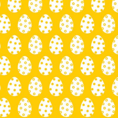 Белые пасхальные яйца на жёлтом