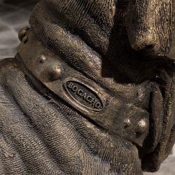 Садовая скульптура Сэр Ватсон в костюме