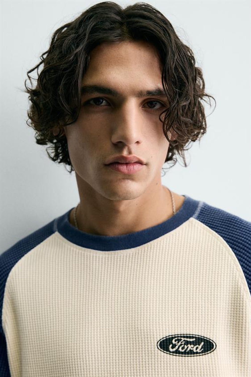 ZARA Х FORD ФУТБОЛКА В СТИЛЕ КОЛОР-БЛОК WAFFLE, СИНИЙ/БЕЛЫЙ