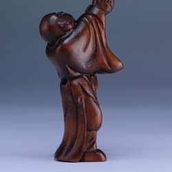 Нэцкэ Монах с чашей обращается к небесам