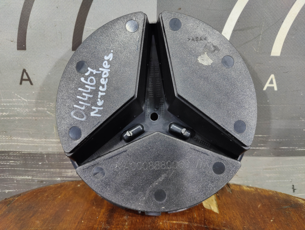 Кронштейн эмблемы Mercedes C (W205) 14-18 Б/У Оригинал A0008880060