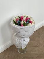 Букет из 21 тюльпана белого, розового цвета и незабудок