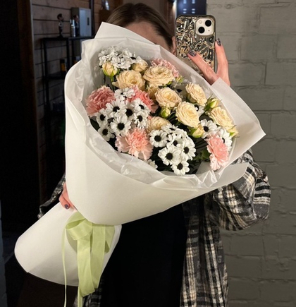 Ромашки и кустовые розы