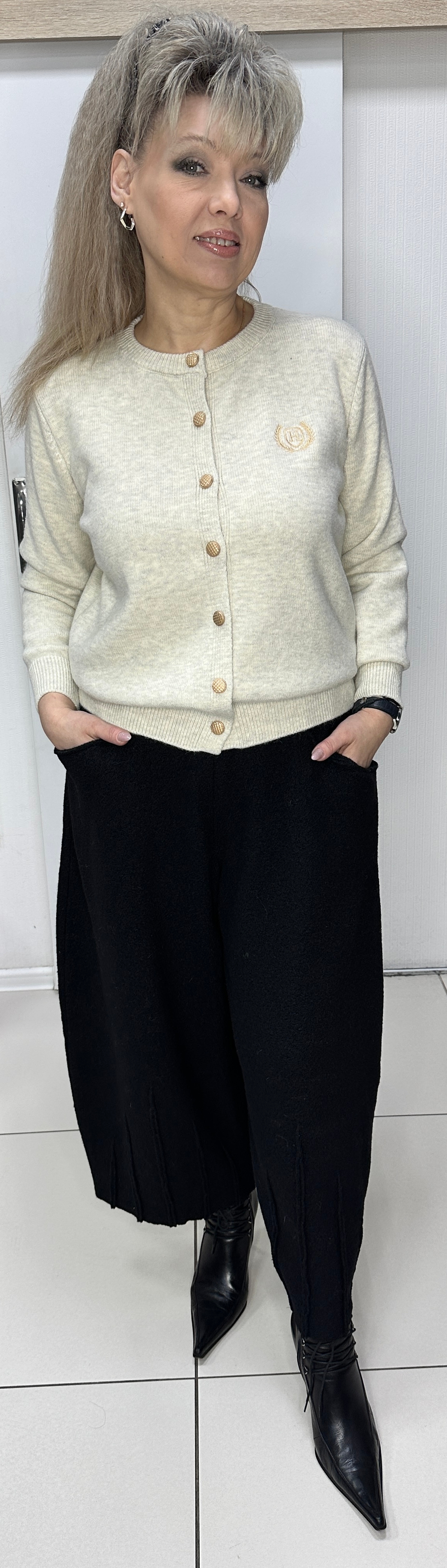 Бежевый жакет-кофта на пуговицах