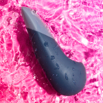 Темно-синий клиторальный вибратор 14,2см Womanizer Vibe Blue WZFS1SG6