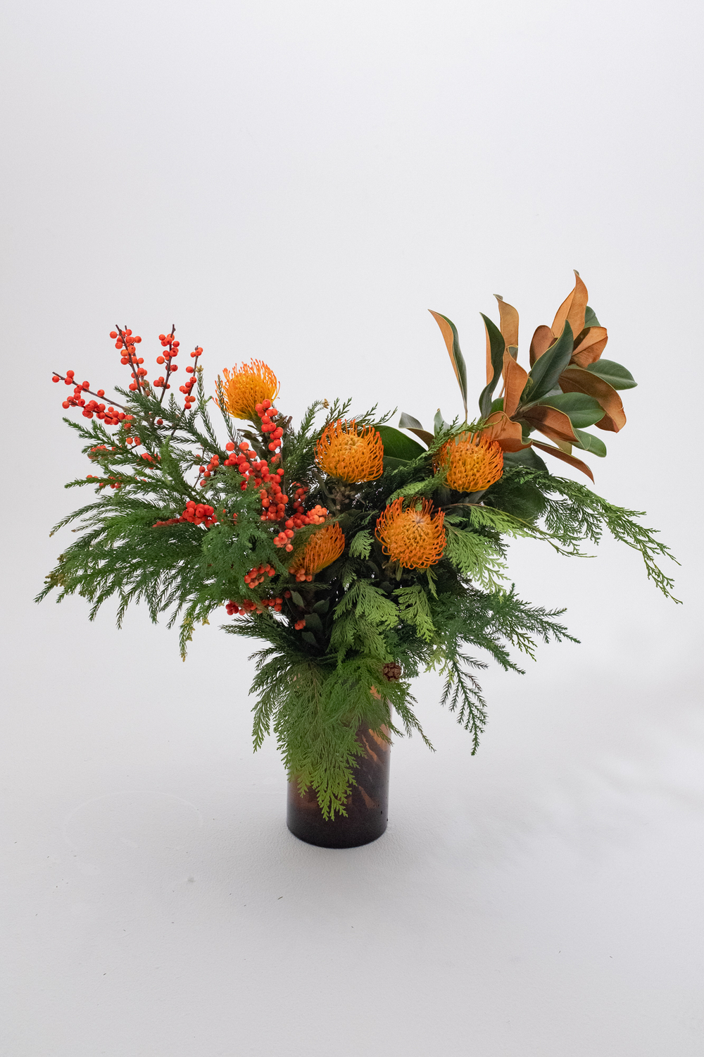 купить стильный букет с хвоей с доставкой по Москве