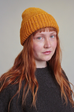 Шапка из шерсти оранжевая