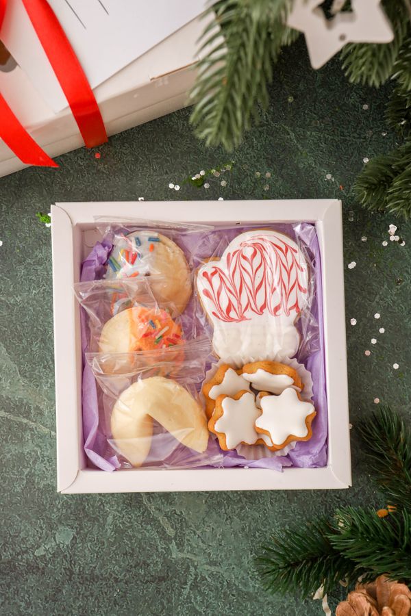 Шесть мини пряников снежинок, новогодний мини пряник, три печенья с предсказаниями
