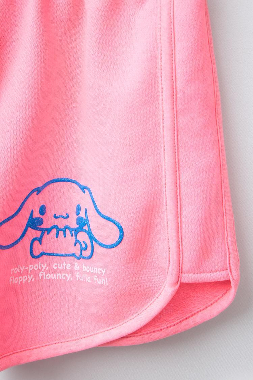 ZARA ШОРТЫ-БЕРМУДЫ С РЕЛЬЕФНЫМ УЗОРОМ CINNAMOROLL © SANRIO, НЕОНОВО-РОЗОВЫЙ