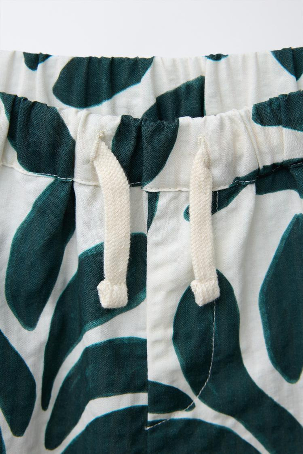 ZARA ШОРТЫ-БЕРМУДЫ С ПРИНТОМ, ЗЕЛЕНЫЙ