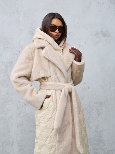 Бежевый комбинированный пуховик с капюшоном и поясом