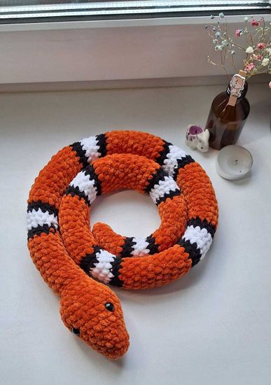 Вязаная игрушка ручной работы "Королевская змея"