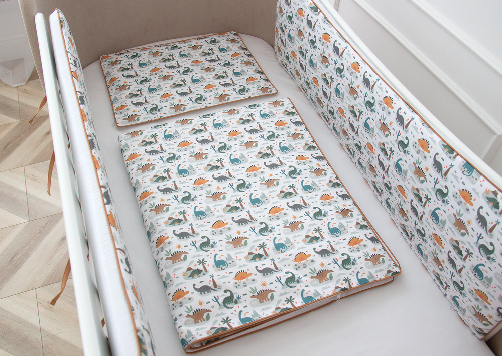 Постельное бельё в детскую кроватку «Динозаврики» (кант, сатин)