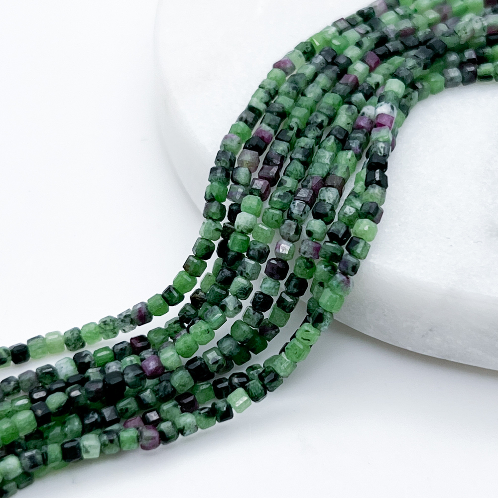 Цоизит с корундом бусины, размер около 2 мм, цена за нить 38 см