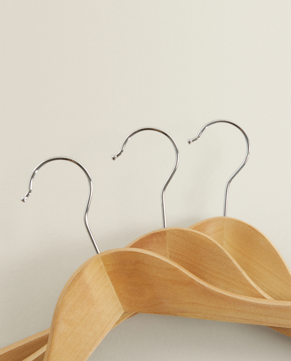 ZARA HOME ЛАКИРОВАННАЯ ДЕРЕВЯННАЯ ВЕШАЛКА (НАБОР ИЗ 3 ШТ.), НАТУРАЛЬНЫЙ