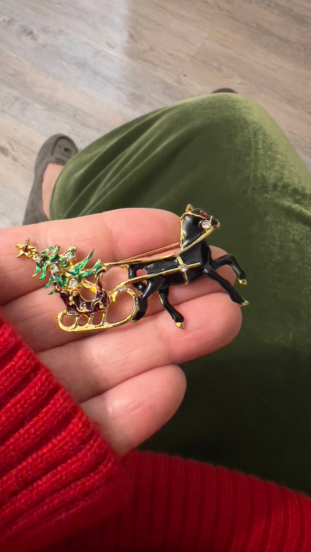 Новогодняя брошь лошадка с санями и елкой