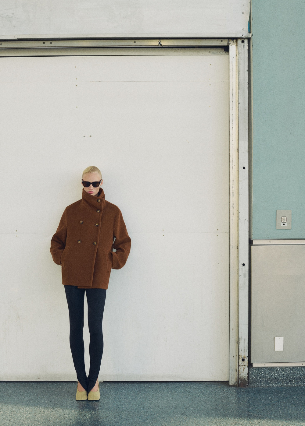 MANGO Короткое шерстяное пальто на двойных пуговица, коричневый