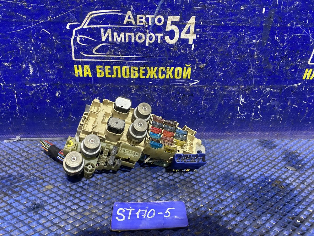 Блок предохранителей салонный TOYOTA CARINA 1991