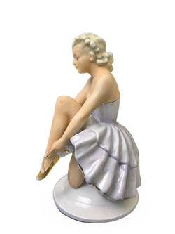 Фарфоровая статуэтка "Балерина надевающая пуанты"