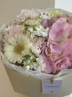 Букет из хризантемы, гортензии и маттиолы в белом оттенке