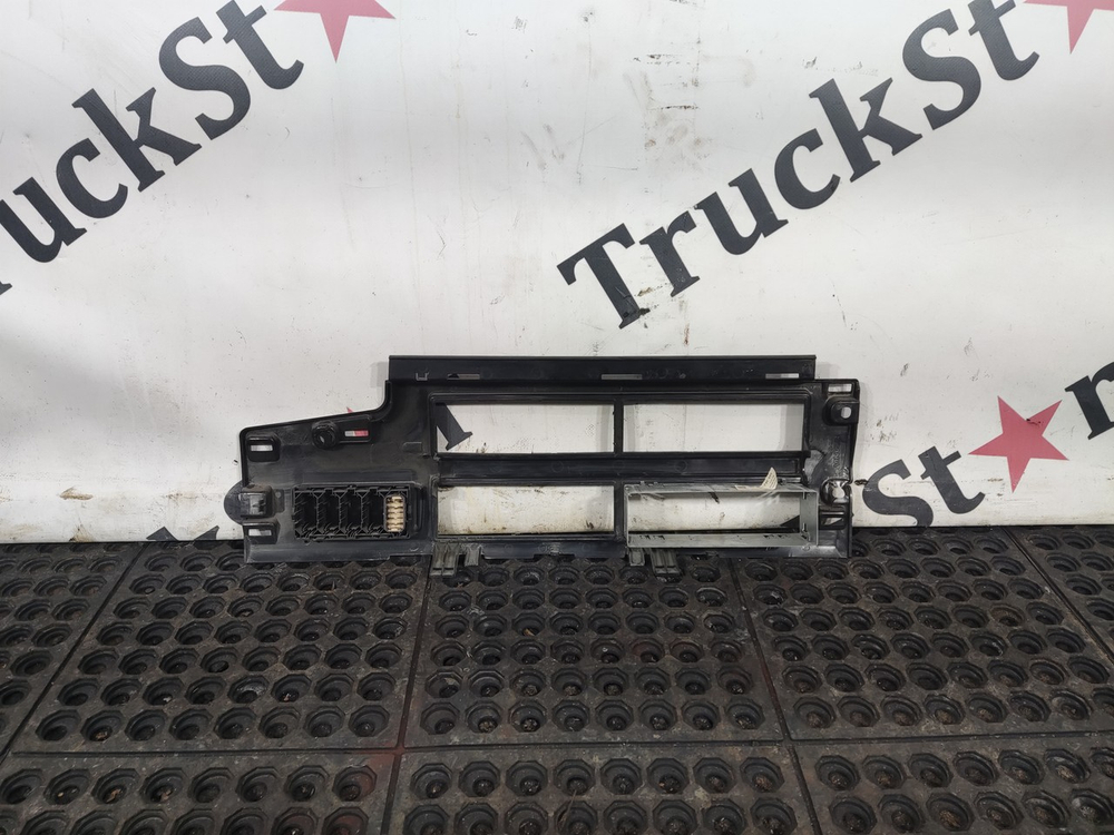 Накладка верхней консоли левая 2020г.